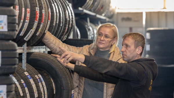OÜ Puigar tegevjuht Kristi Koppel ja müügijuht Janno Urbanik kevadhooaja lävel. Peale muu hoiustatakse Puigari rehvikeskuses üle 100 jooksu klientide sõidukite rehve. Urbaniku sõnul on tegemist küll ka ettevõtete sõidukitega, kuid ka eraisikutega, kes näiteks elavad kortermajades ja kellel ei ole väljaspool hooaega rehve kuskil hoida. Foto: AIGAR NAGEL